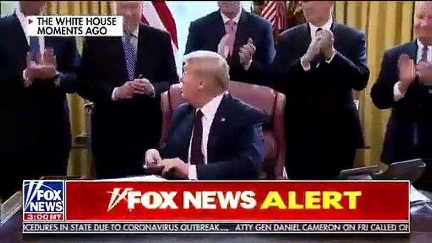 Trump montre comment propager le Coronavirus !!