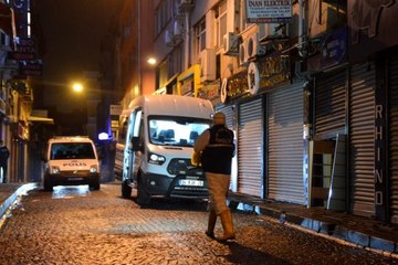 Fatih'teki bir iş hanında çıkan yangında 1 kişi yanarak feci şekilde can verdi