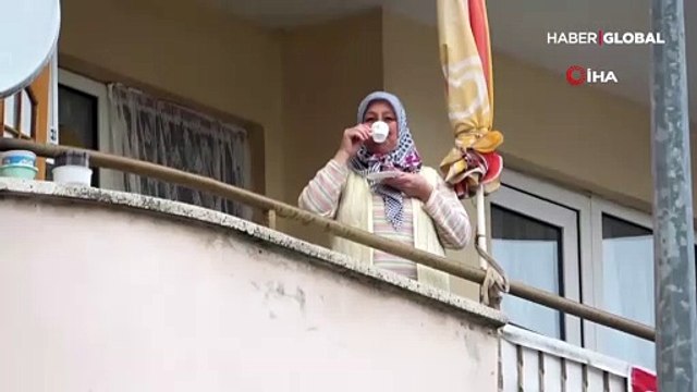 Evden çıkamayan komşular camdan cama gün yaptı