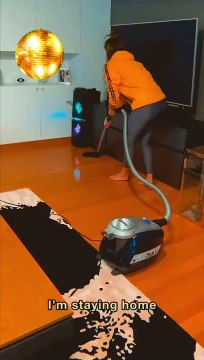 Η Χριστίνα Μπόμπα κάνει τις δουλειές του σπιτιού!