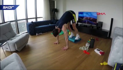 Fenerbahçe'nin milli voleybolcusu Emre Batur'dan evde form tutma videosu