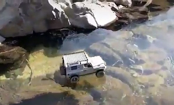 Une voiture roule sur une fine couche de glace