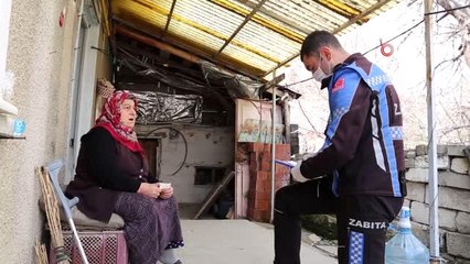 Yaşlı teyze ihtiyacını karşılayan polisleri meyve yemeye davet etti