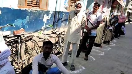 सीतापुर: बैंक कर्मचारियो का कहना सोशल डिस्टेंस बनाये रहना