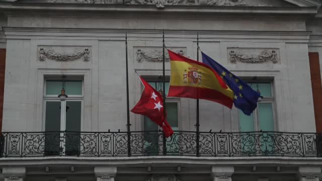 Banderas a media asta en el primer día de luto en la Comunidad de Madrid