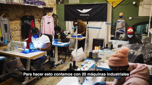 Manteros de Barcelona convierten su tienda en un taller de batas y mascarillas