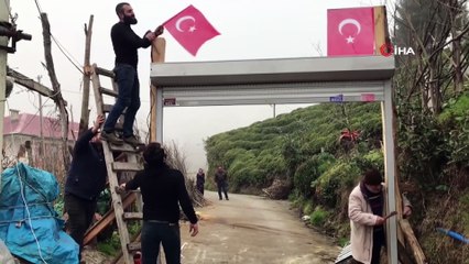 Bu köy halkı kendi karantinasını uyguluyor...Köyün girişine kepenkli kapı sistemi yerleştirdiler
