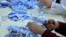 İzmir'de usta öğreticiler, sağlık çalışanları için maske üretiyor