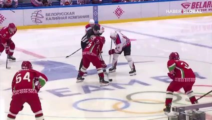 Devlet Başkanı Lukaşenko, koronaya rağmen hokey maçına çıktı