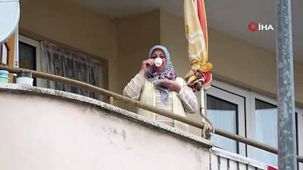 Evden çıkamayan komşular camdan cama gün yaptı