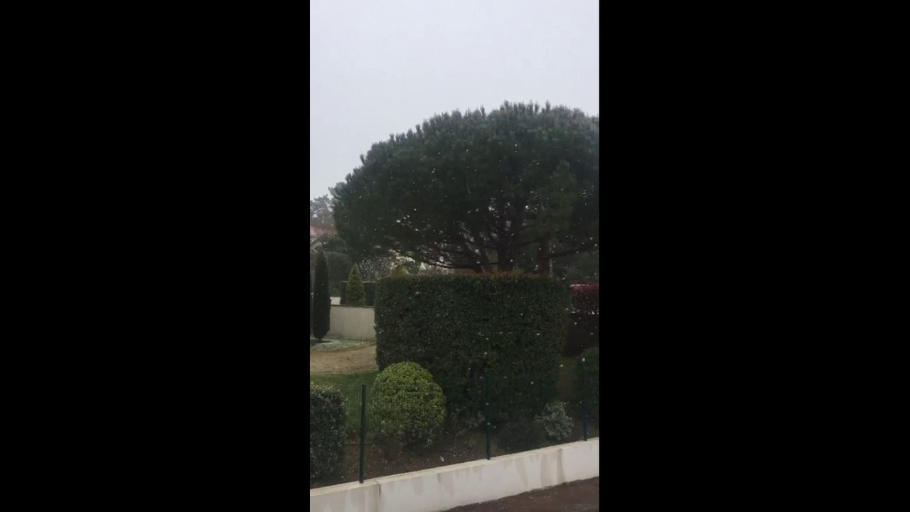 Coup de froid sur la France: les images de la neige dans les Pyrénées-Atlantiques