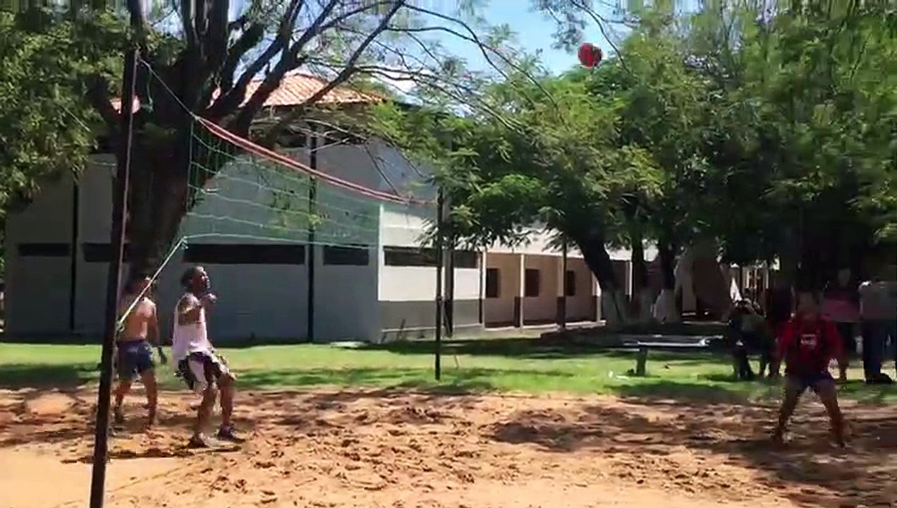 Ronaldinho'nun hapishane günleri: Cezaevi avlus...