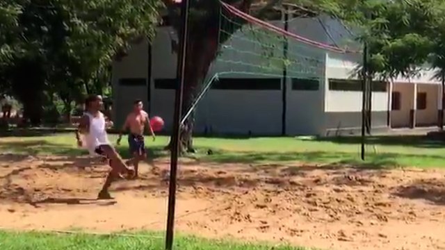 Quand Ronaldinho se régale au Foot Volley en prison