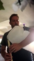 Il a créé une cornemuse avec un sac poubelle et une flute !