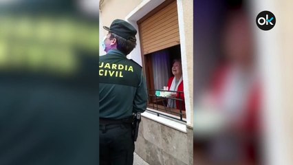 La Guardia Civil felicita el cumpleaños a una vecina de Aspe (Alicante)