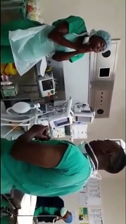 Demande en mariage entre 2 médecins à l'hopital !