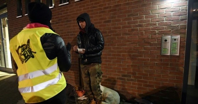 Confinement : « Les Restos du cœur » volent au secours des SDF en détresse dans les rues de Paris