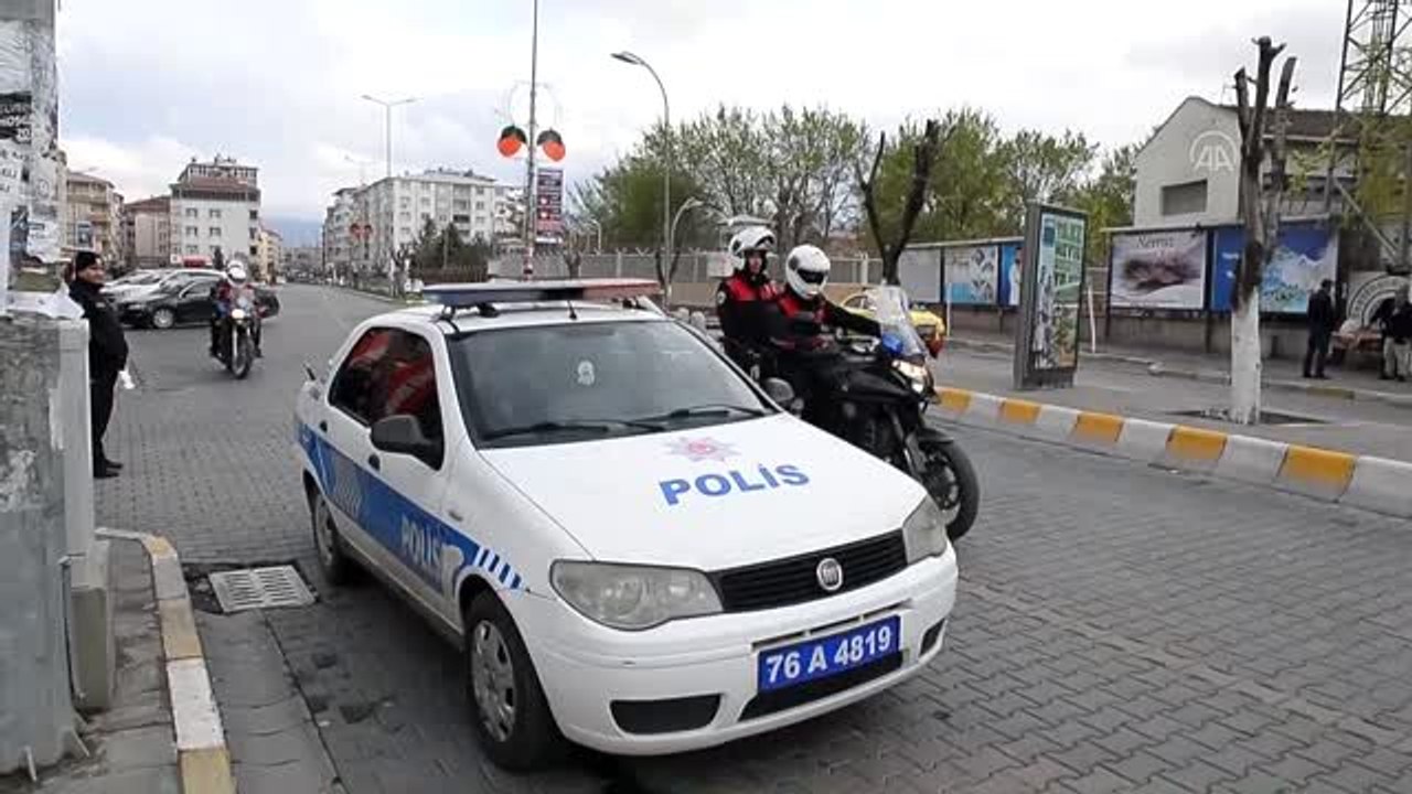 Polis sokak sokak dolaşarak vatandaşlara "Evde kal" çağrısı yapıyor