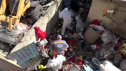Mersinde bir evden 15 ton çöp çıktı