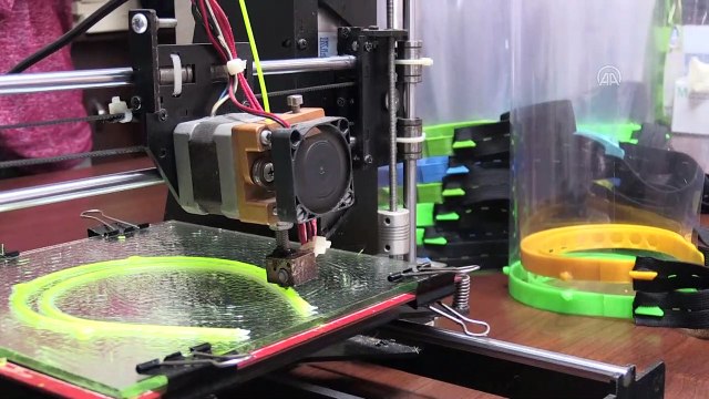 Gönüllüler sağlık çalışanları için 3D yazıcıyla yüz koruyucu siper üretiyor - ANTALYA