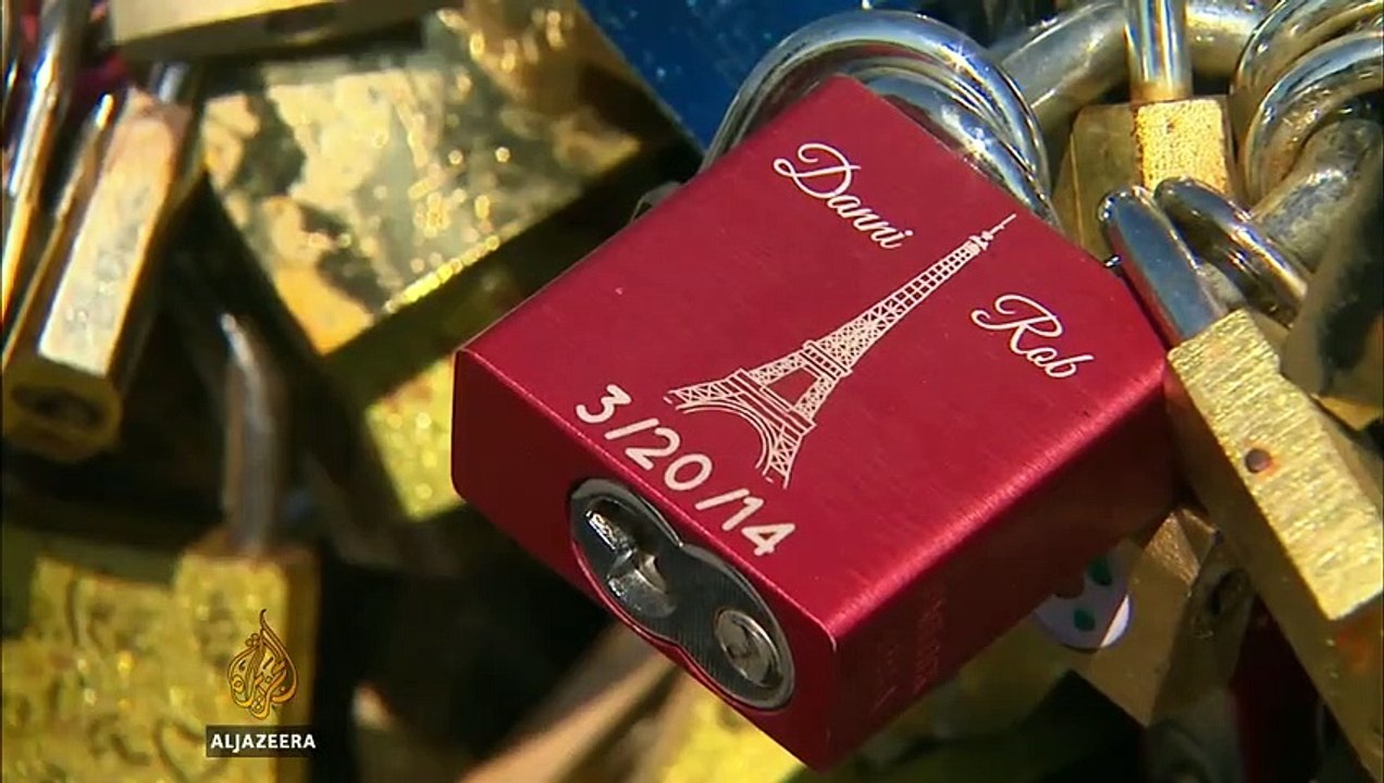 Bridge of love divides Paris -