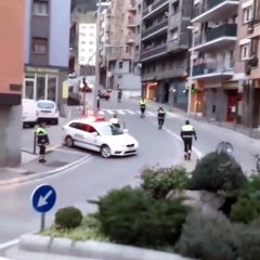 Andorra’da polis ekipleri evlerinden çıkamayan çocukları eğlendirmek için ‘Baby Shark’ şarkısı eşliğinde dans etti.