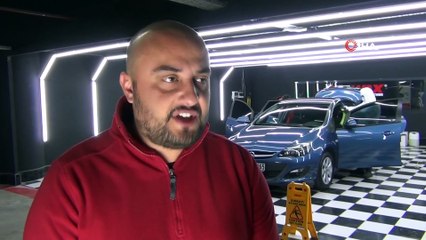 Sağlık çalışanları ve müşterilerinin araçlarını ücretsiz dezenfekte ediyor