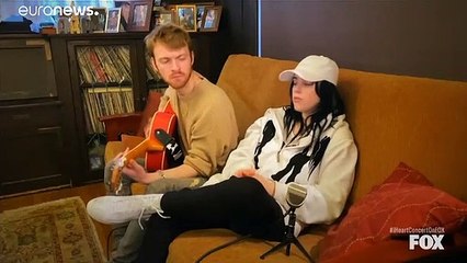 Confinés, les artistes tentent de maintenir le lien avec leur public