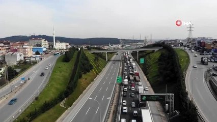 Korona virüs denetimi nedeniyle oluşan uzun araç kuyrukları havadan görüntülendi