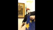 Coronavirus, Fabio Rampelli si ribella all'Ue: ammaina la bandiera europea, ecco il tricolore alla Camera
