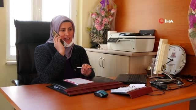 Engelli Muhtar Özbey, görme engelli eşiyle birlikte sokağa çıkamayanların yardımına koşuyor