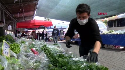 ANTALYA Pazarda ürünler poşetlendi, vatandaşa maske dağıtıldı