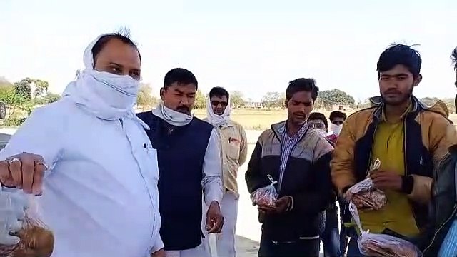 प्रयागराज: लॉक डाउन में भूखे प्यासे जरूरतमंद लोगों को किया खाद्य सामग्री का वितरण