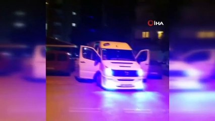 Erik dalı' oynayarak sağlık çalışanlarına ‘destek' verdiler, sosyal mesafeyi unuttular