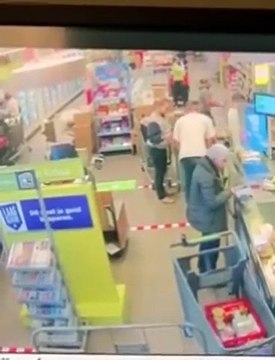 Cette mamie montre à un homme comment on respecte les distances de sécurité