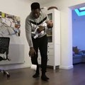 Ce papa fait le Toilet Paper Challenge en berçant son bébé... Joli
