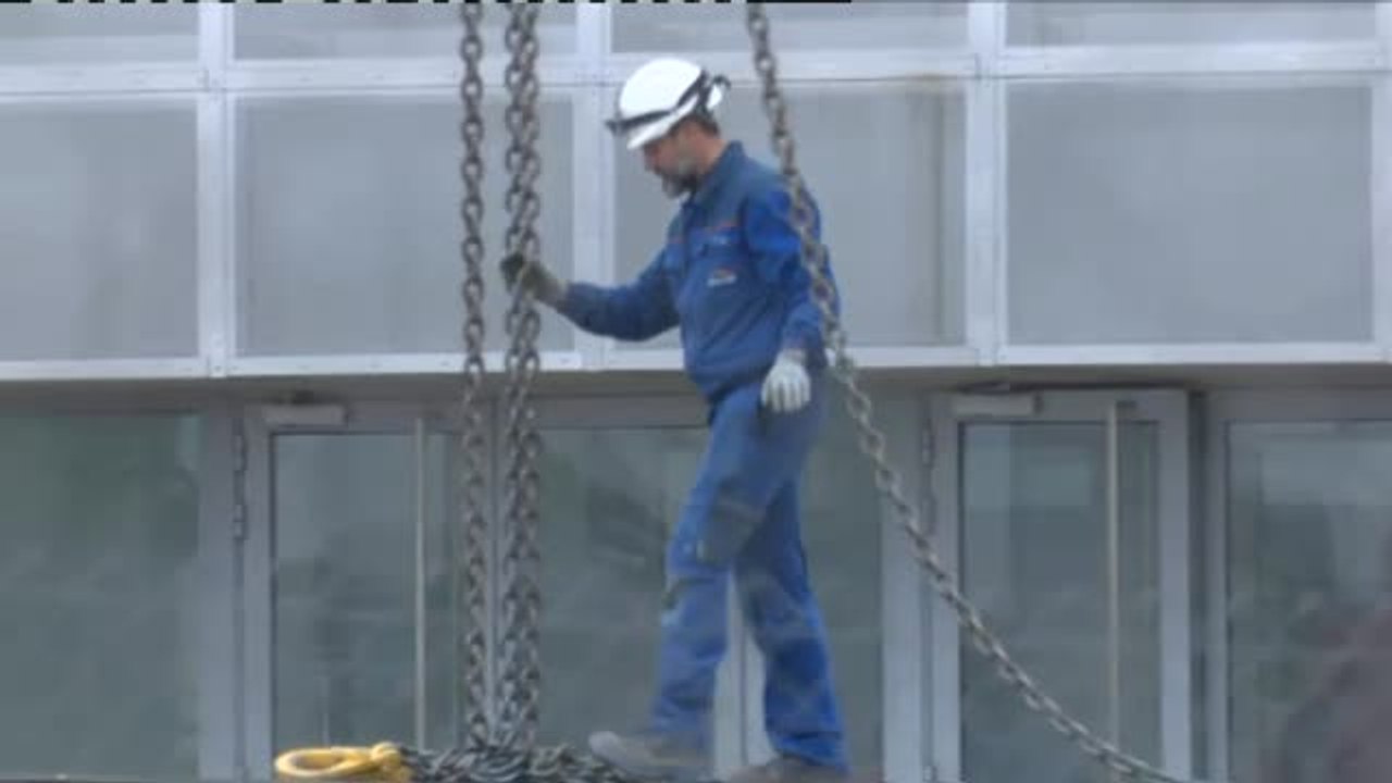 Efectivos de la UME habilitan la nueva morgue en la Ciudad de la Justicia en Madrid