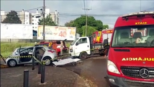 Duas pessoas se ferem em colisão com três veículos na Rua Manaus