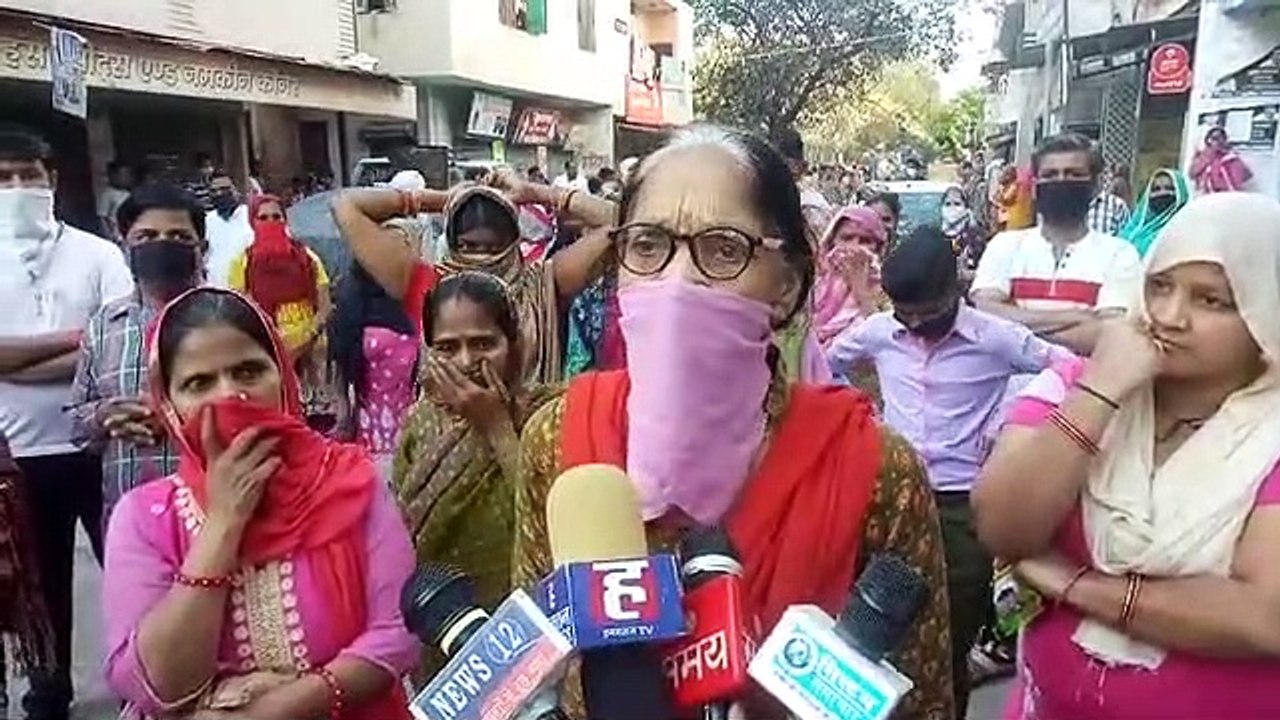 दिल्ली में लॉकडाउन के बीच लोगों ने किया विधायक के ऑफिस का घेराव
