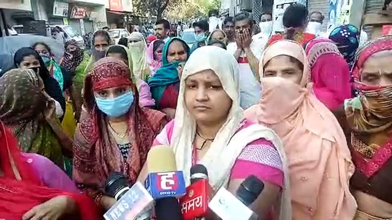 दिल्ली में लॉकडाउन के बीच लोगों ने किया विधायक के ऑफिस का घेराव