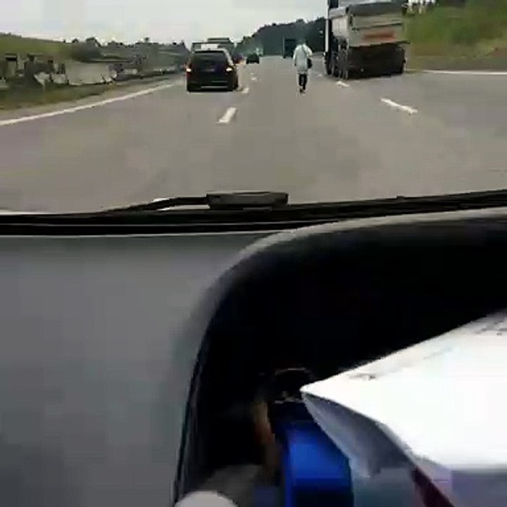 Homem filmado a passear a pé na A1 em Aveiras de Cima