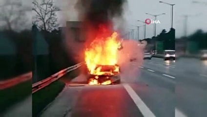 TEM Otoyolu'nda otomobil alev alev böyle yandı