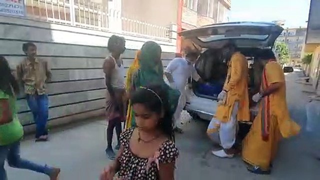 मथुराः युवा कथाकार कोरोना वायरस आपदा में आए सामने, गरीबों को खाना बांटा