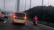 Köprüden geçen motosikletli kuryeye sürücüler kalkan oldu