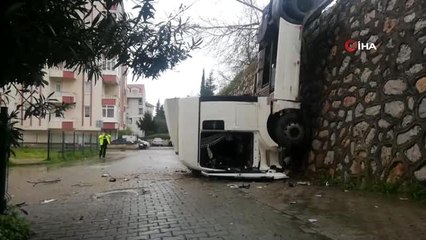 Köpeğe çarpmamak için tırı ile 5 metrelik istinat duvarından uçtu