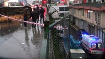 Bağcılar'da Trafik Kazası, Panelvan Araçtaki Kişiler Köprüden Aşağı Düştü
