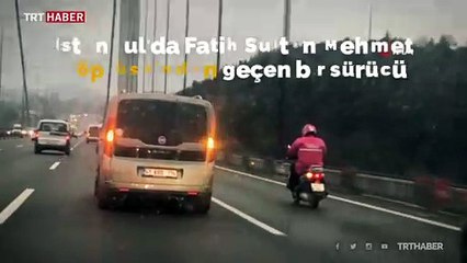 Köprüden geçen motosikletli kuryeye kalkan oldu