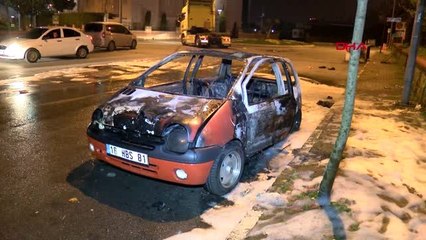 ÜMRANİYE'DE ELEKTRİK KONTAĞINDAN ALEV ALAN ARAÇ HURDAYA DÖNDÜ