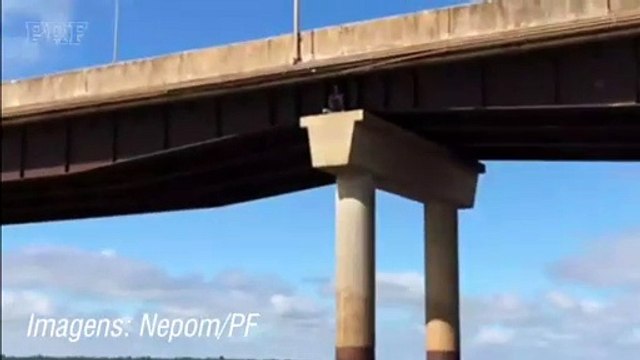 Policiais resgatam contrabandista foragido em pilar na Ponte Ayrton Senna; assista