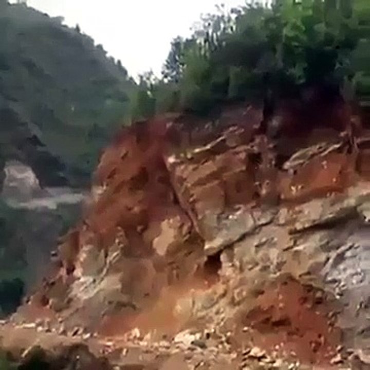 क्या आपने कभी पहाड़ को गिरते हुए देखा है--Have you ever seen falling to the mountain-